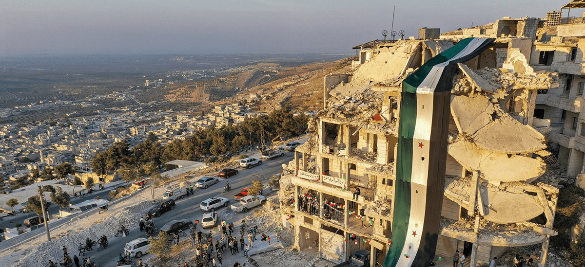 Photographie du drapeau de la révolution syrienne oubliée en avril 2025 @&nbsp;AlJumhuriya.net