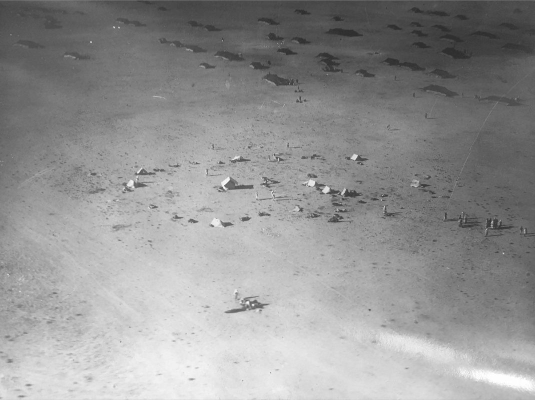 Peloton méhariste et campement bédouin (tribu Sbaʿa) à Qdeïm (nord-est de Palmyre), 13 juin 1928. Source : Papiers Deleuze, Aviation du Levant, mission 5.0b.23