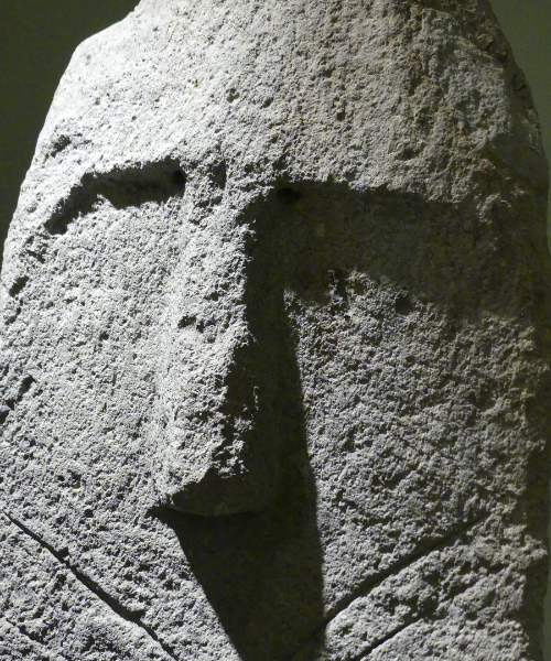 Stèle anthropomorphe du site de Tuto Fela, XIIIème - XVème siècle, ignimbrite, Weltkulturen Museum, Francfort-sur-le-Main, 112 x 36 x 20 cm; Copyright : Abaya Mission & Musée Fenaille