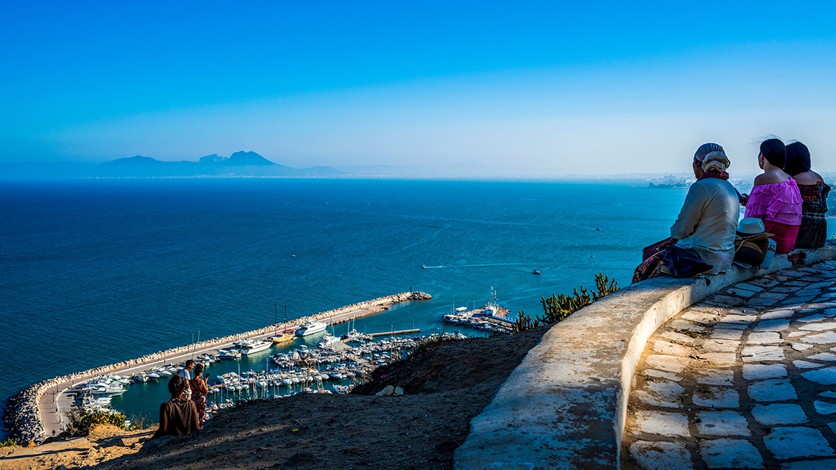 Vue-sur-le-port-et-la-mer-Méditerranée-Tunisie-AdobeStock