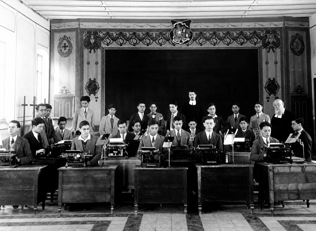 Photo : séance de dactylographie, Frères des écoles chrétiennes de Jérusalem, fin des années 1930 (libre de droits)
